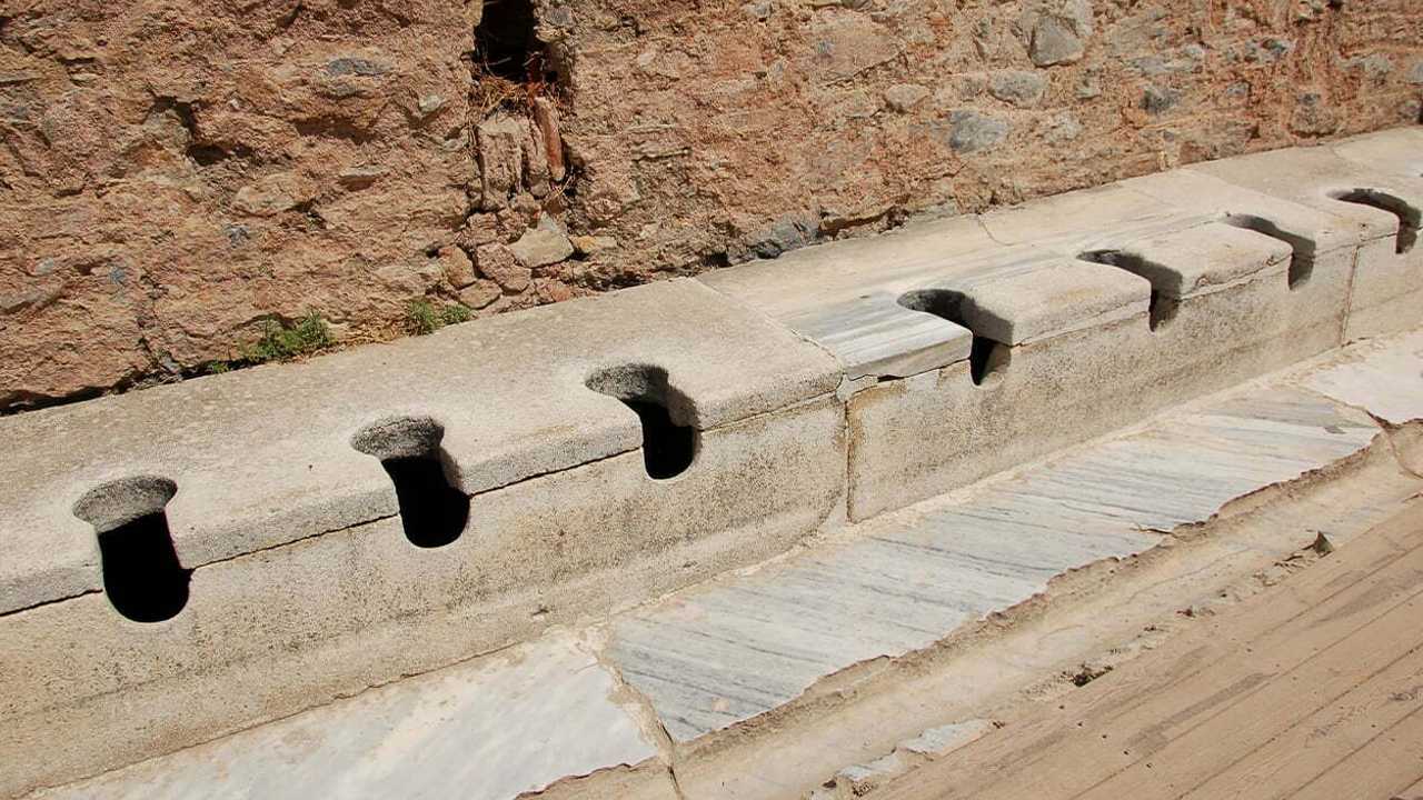 In den Latrinen saß man nebeneinander.