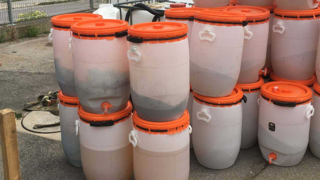 Der Inhalt des Klo wird anschließend in Fässern abtransportiert.