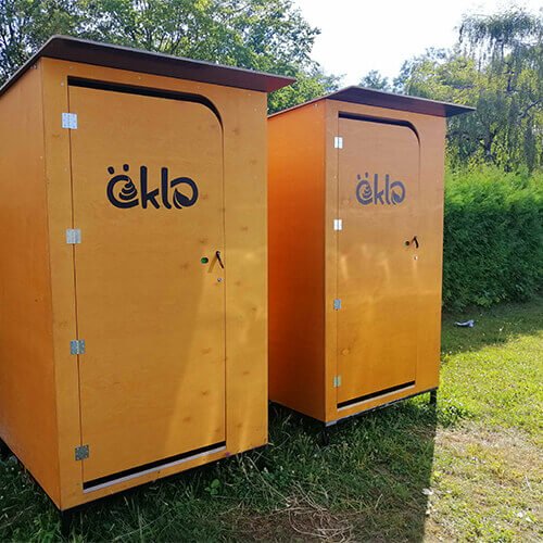 Toiletten in der Natur auf einem Ferienlager