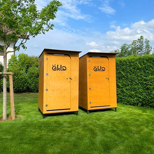 Toiletten in einem schönen grünen Garten