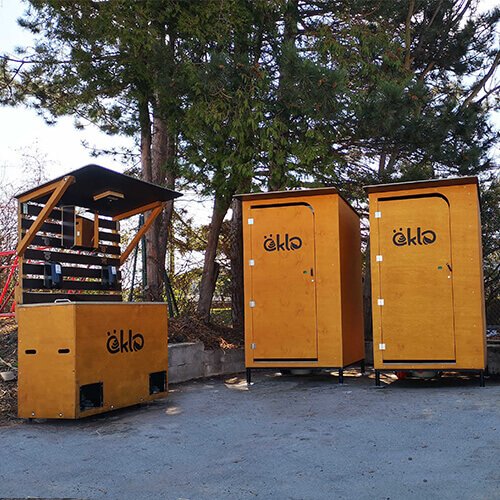 Toiletten und Waschstation in der Natur auf einer privaten Feier