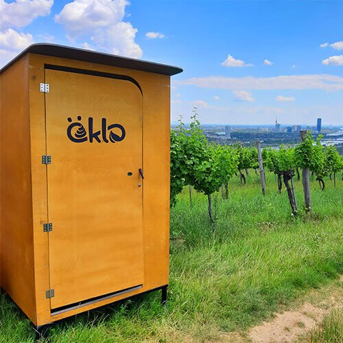 Toilette auf einem Weinberg