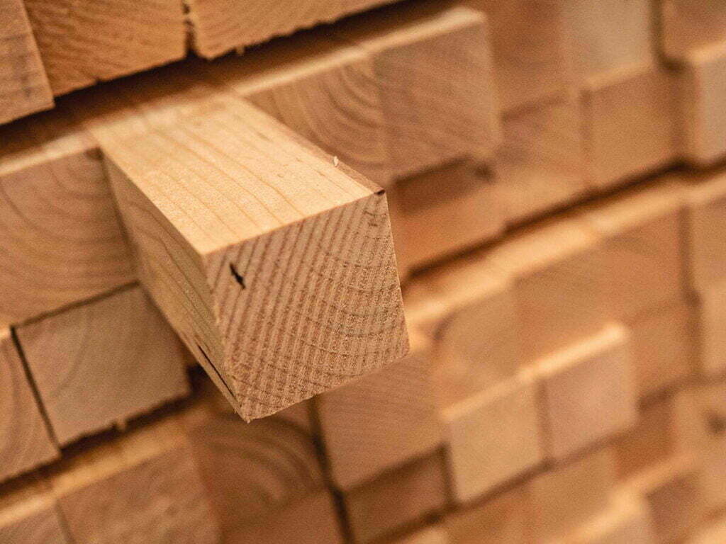 Ein Foto einer Staffel, die durch Volumenänderung des Holzes zu groß geworden ist, um in die Reihe zu passen. Sie steht zwischen anderen Staffeln etwas hervor.