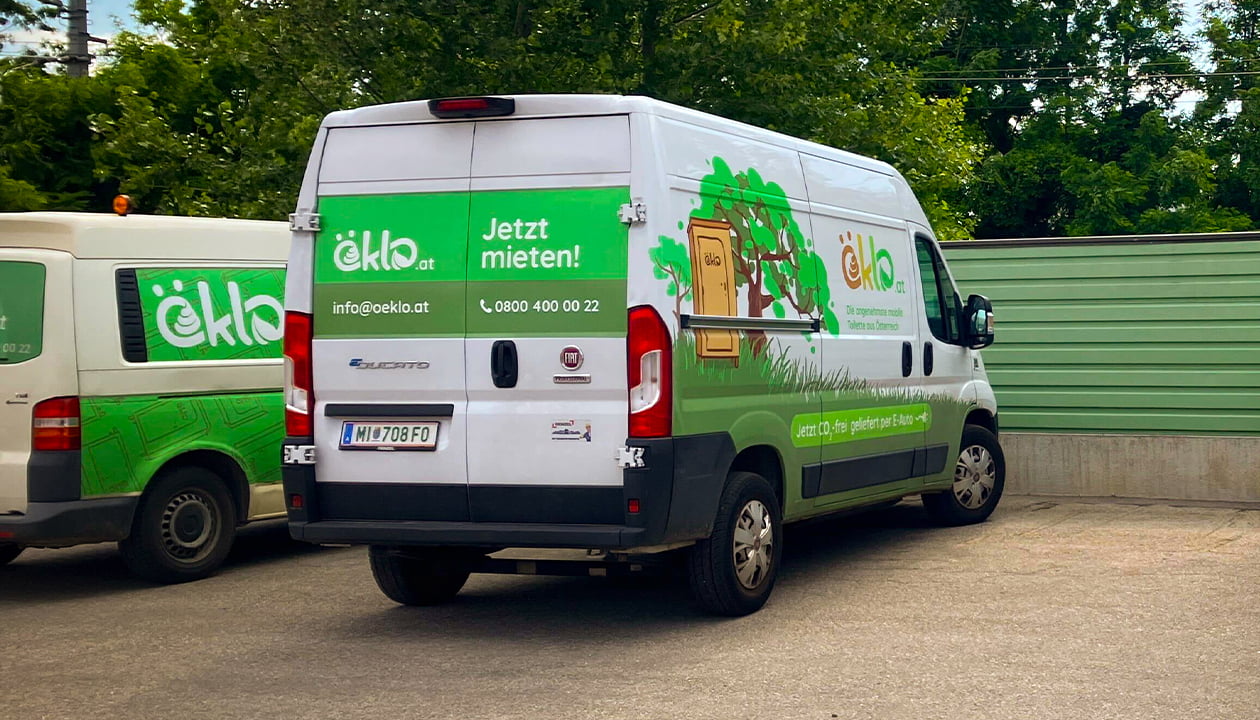 Ein Foto von unserem Elektrotransporter, abgestellt auf dem öKlo-Firmengelände.
