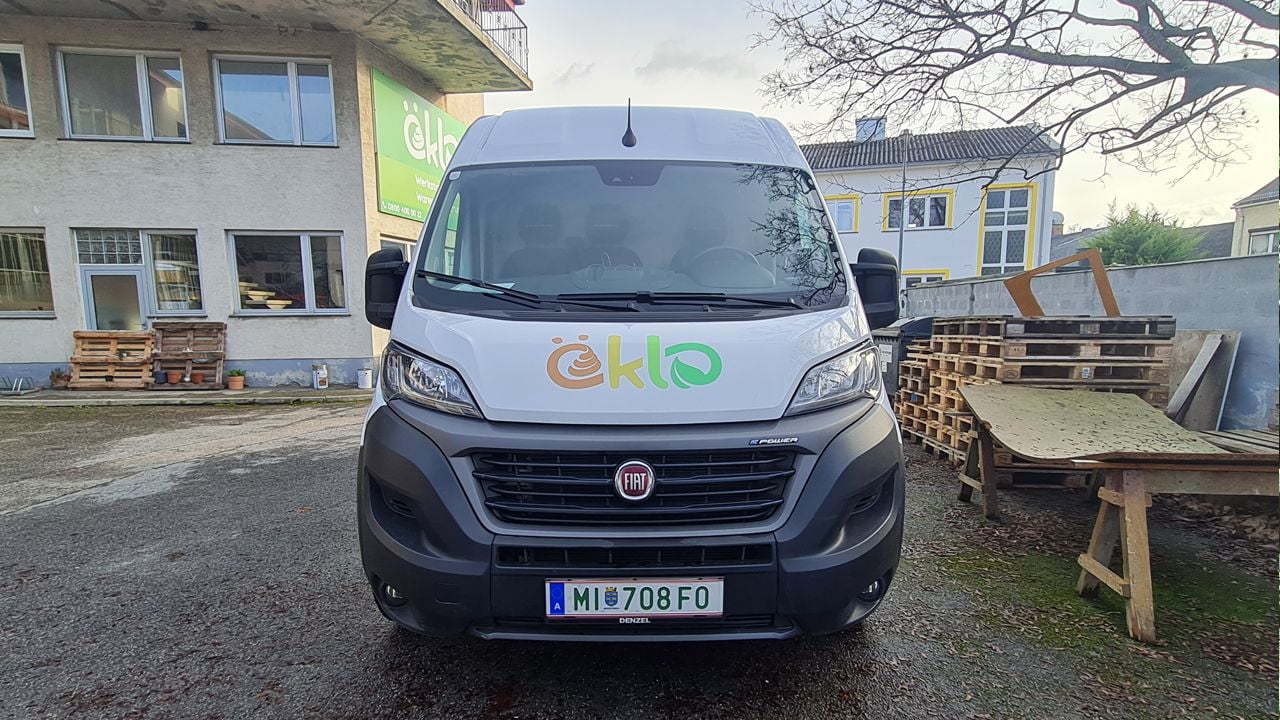 Ein Elektrotransporter steht in der Einfahrt des öKlo-Firmengelände.
