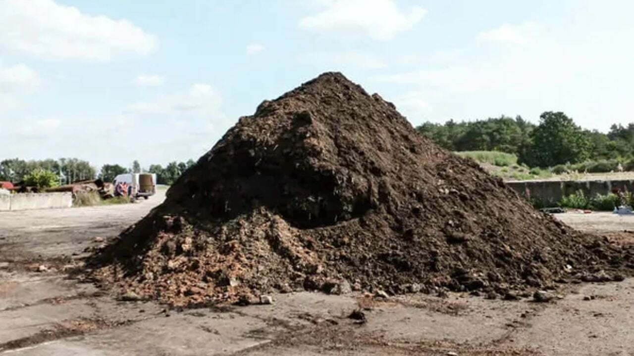 Ein großer Haufen Erde, der als Resultat des Pilotprojektes von Finizio Einsatz als Dünger gefunden hat.