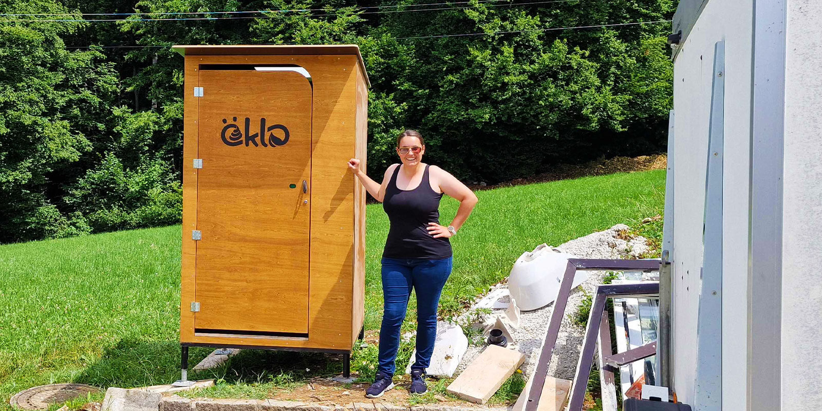Baustellen WC mit Frau