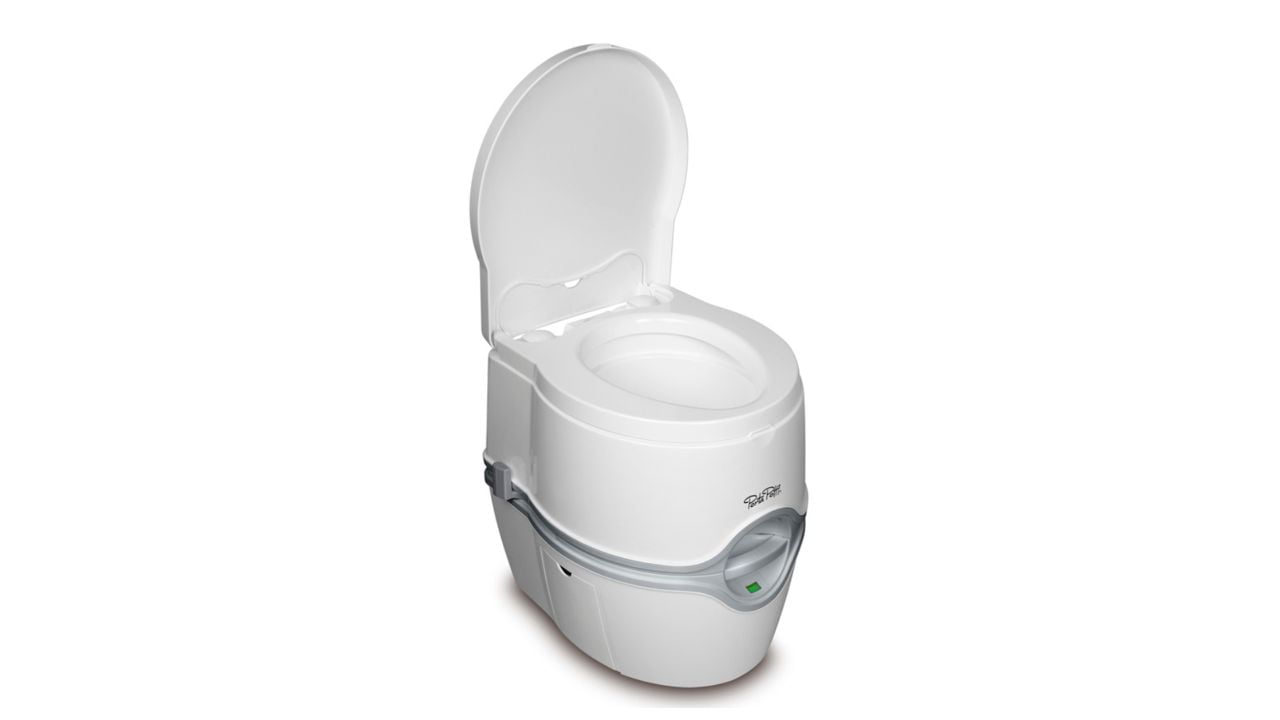 Ein Porta-Potti der Firma Thetford. Es ist weiß, mit einer grauen Trennlinie.